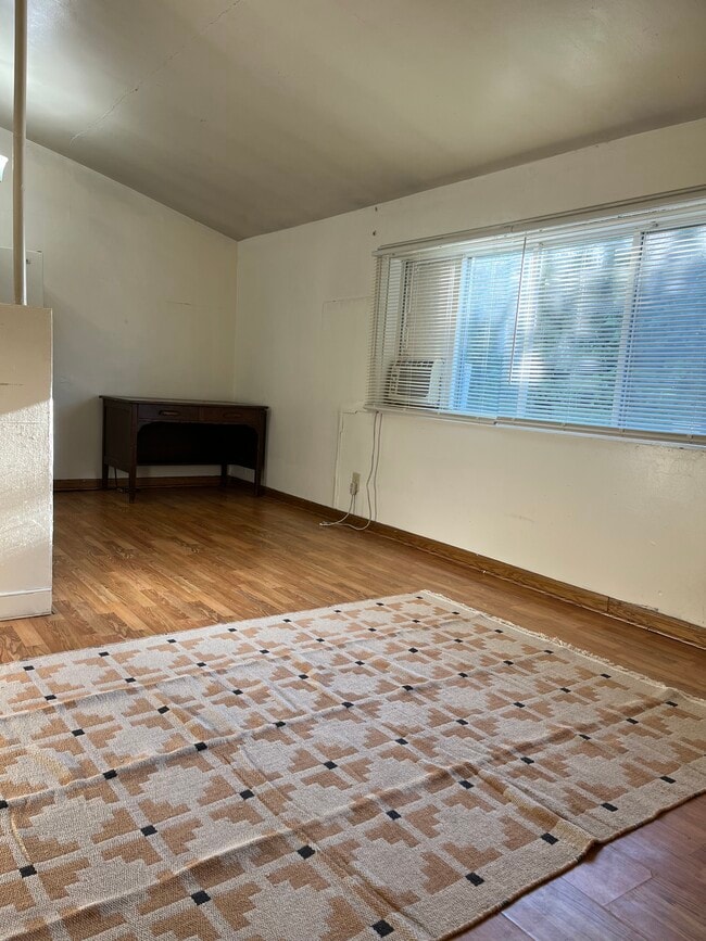 Building Photo - 450 E 15th Ave Unit OSU Rental