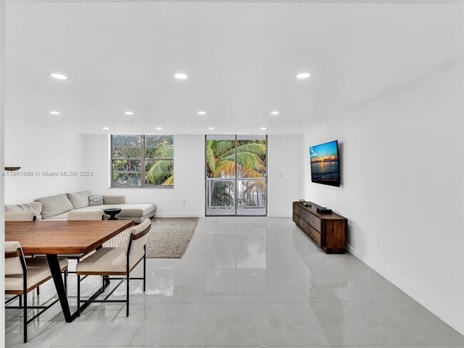 Photo - 10000 W Bay Harbor Dr Unidad 201