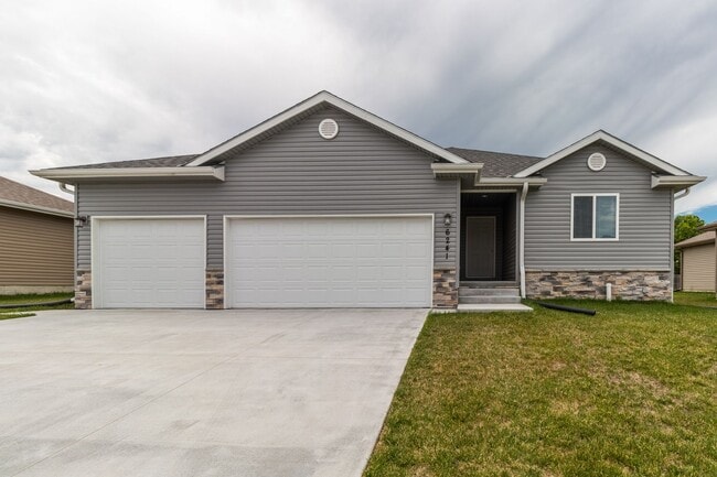 Building Photo - Gorgeous Newer Home in Nice Family Neighborhood
