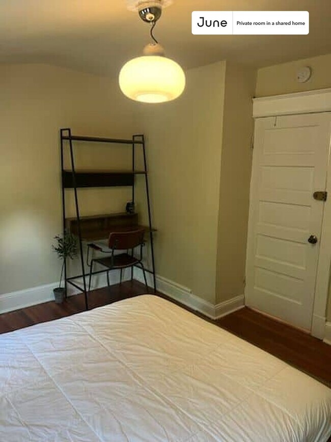 Room in Shared 5 bed/3 bath home in Brookland