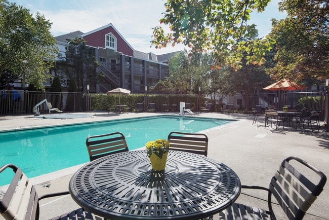 Piscina comunitaria - Hillside Senior Apartment Homes