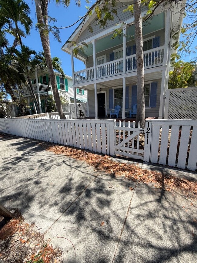 Building Photo - Newly Renovated 2 bed with 2.5 bath!