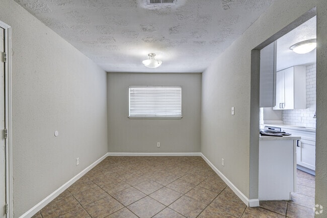 3BR, 2BA - 1,300SF - Dining Room