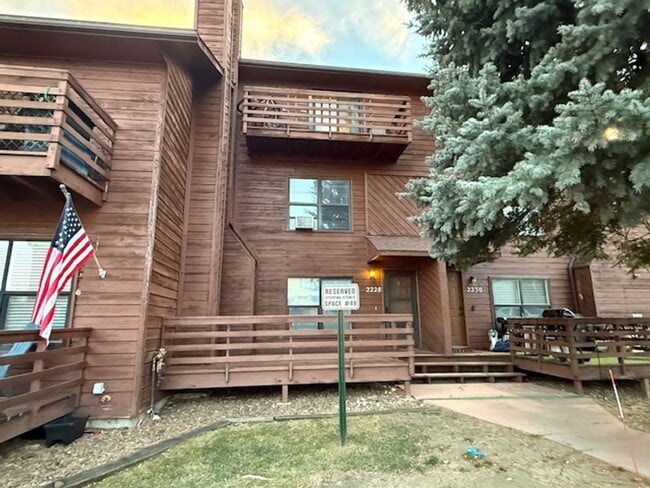 Building Photo - Beautiful West Side 2 Bedroom Condo w/ Views!!