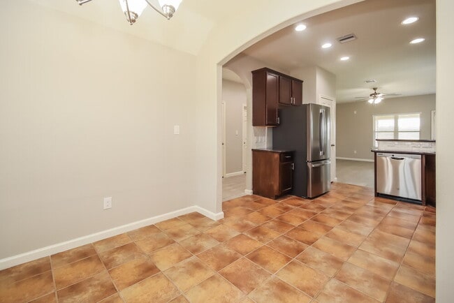 Photo - 9010 St Laurent Ln