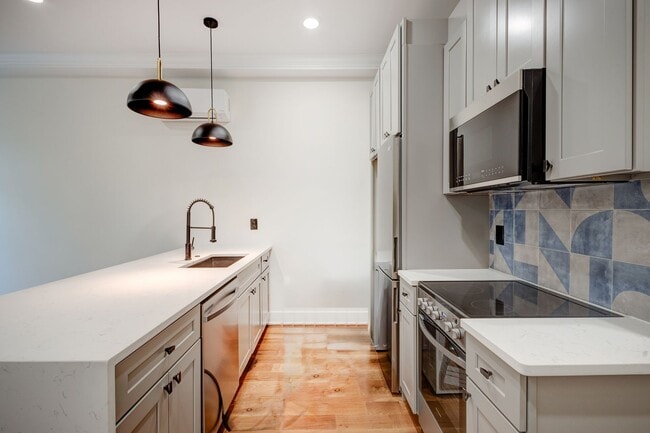 Building Photo - 2835 W Diamond St Unit B