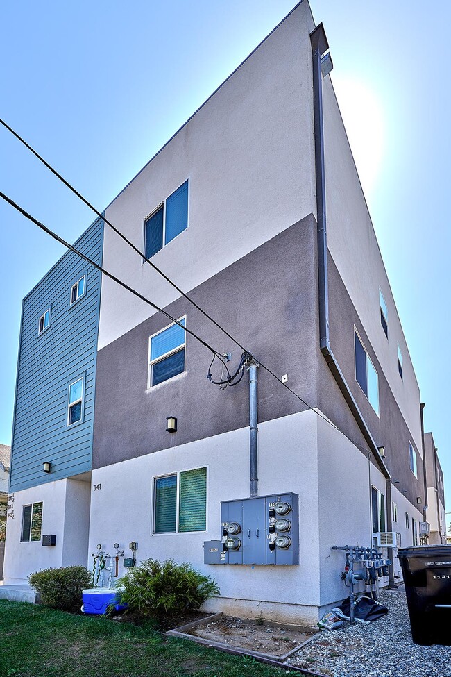 Building Photo - 1141 1/2 Irolo St Rental