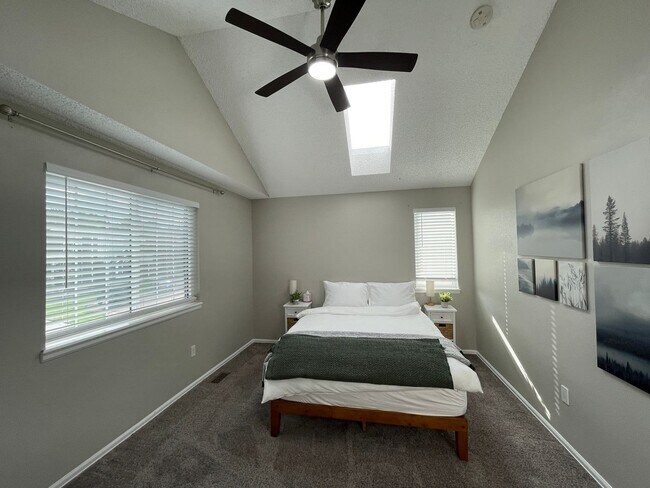 Photo - Northridge Dr Unidad Rm A (Master Bedroom)