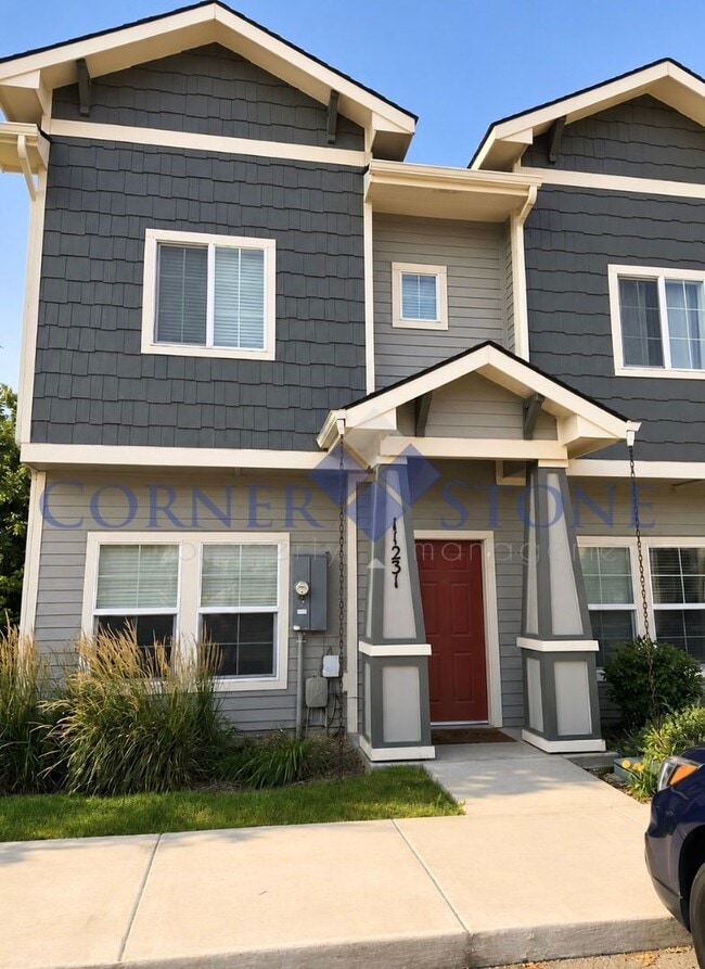 Building Photo - Charming Townhouse Close To The Village!