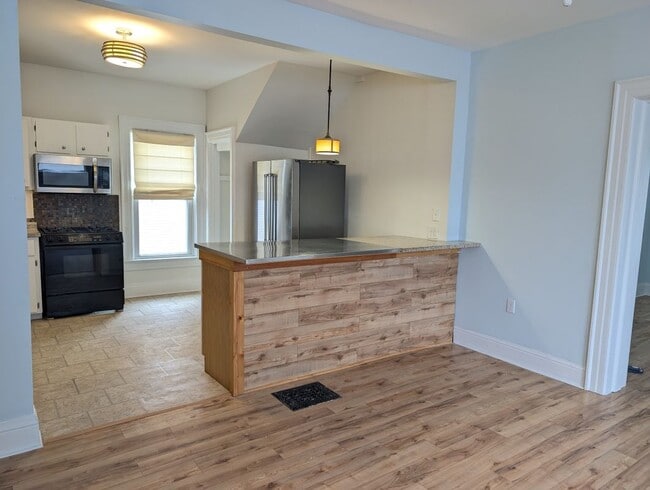 Photo - 5313 Broadway, 1