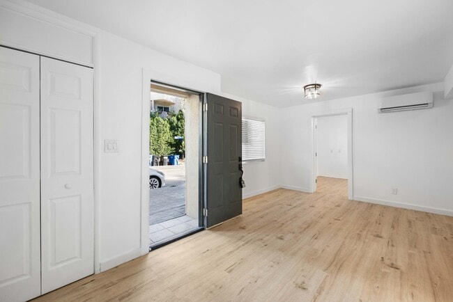 Photo - 1303 N Beverly Glen Blvd Unidad 1303