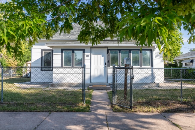 Photo - 600 E 8th St