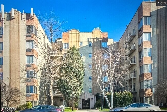 Building Photo - 19 Lyons Ave Unit 412