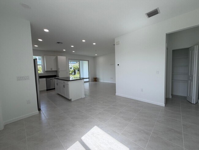4402 Longwood Lake Sq