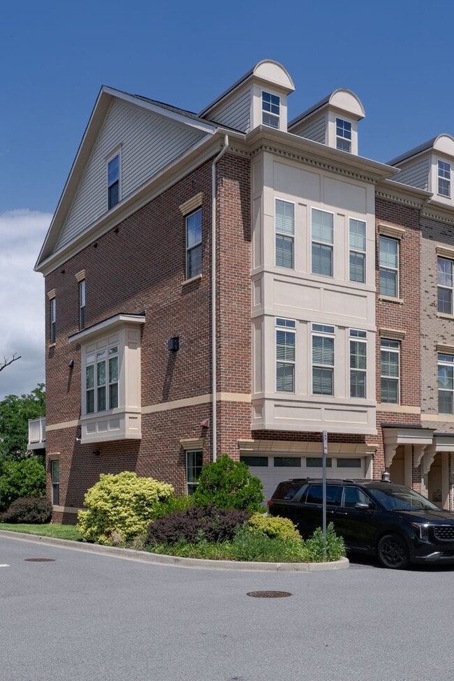 Building Photo - 10225 Hilltop Ascent Dr