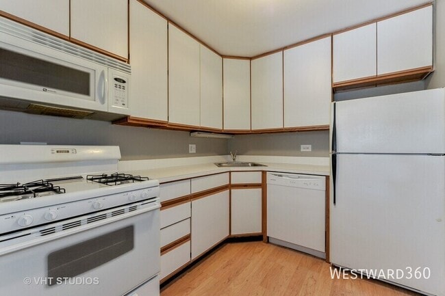 Building Photo - 3900 N Pine Grove Ave Unit 308