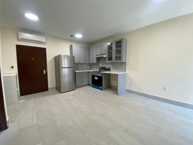 Building Photo - 1527 Bryant Avenue