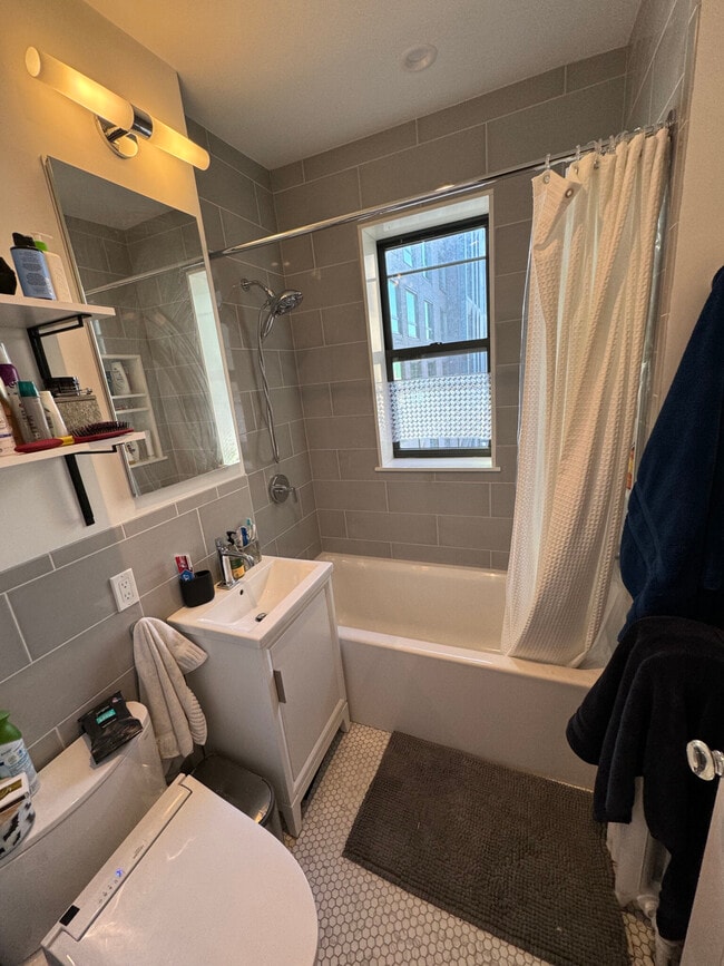 Building Photo - 15 Park Dr