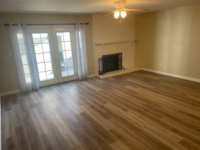 Sala de estar con chimenea y patio trasero. - 1441 Prospect Ave Unidad # B