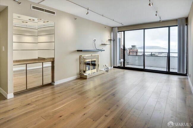 Photo - 101 Lombard St