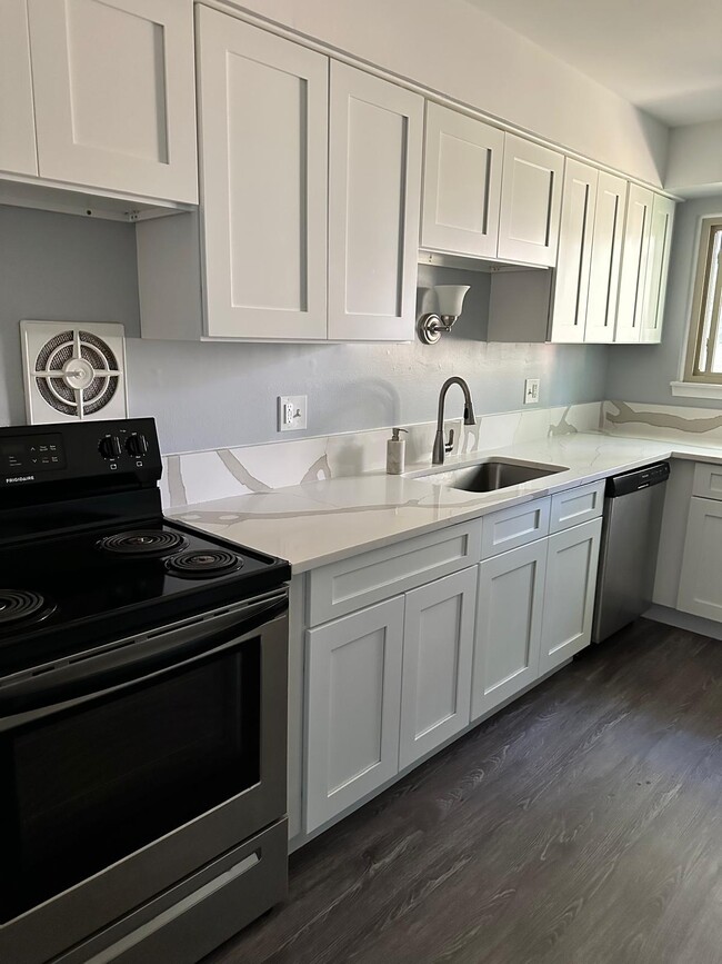 Building Photo - 1880 Axtell Dr Unit 7 Rental