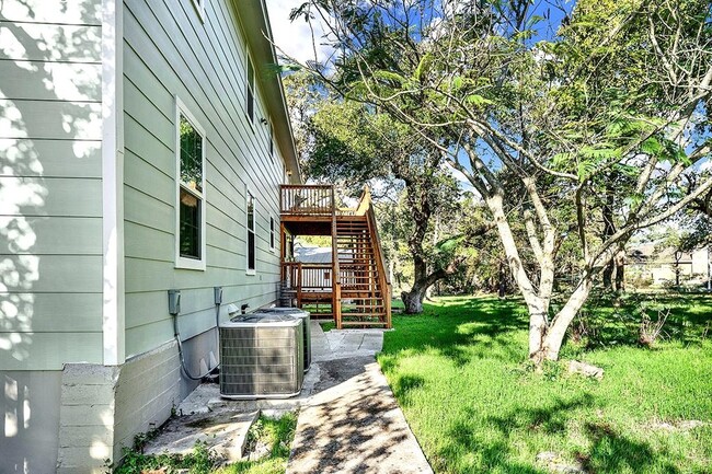 Photo - 207 Oakwood Loop