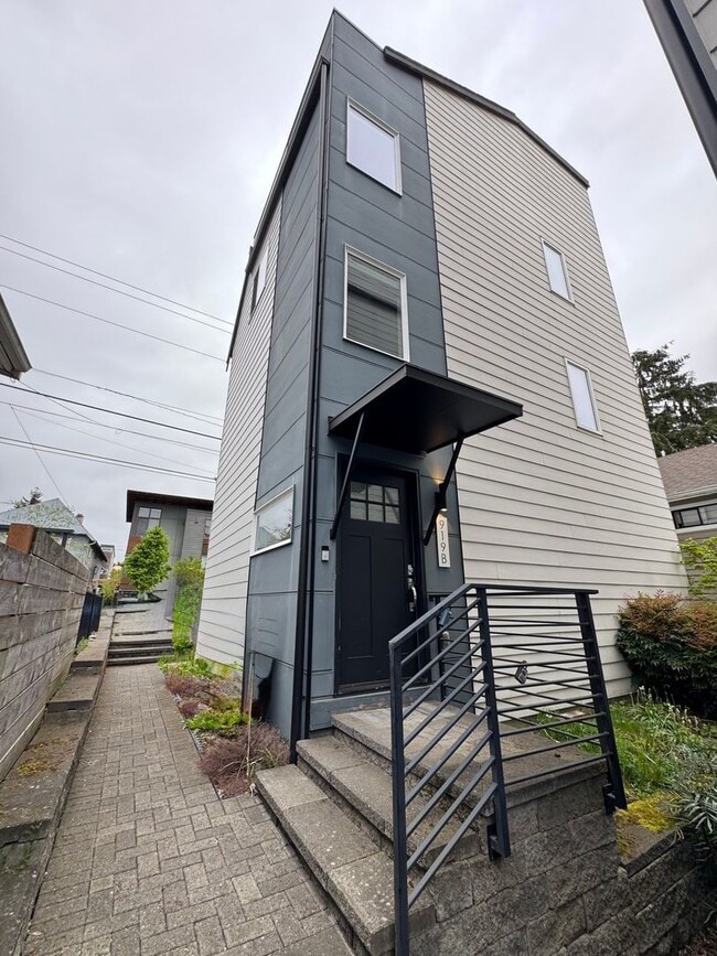 Building Photo - 2bd/1.75bs Seattle Townhouse