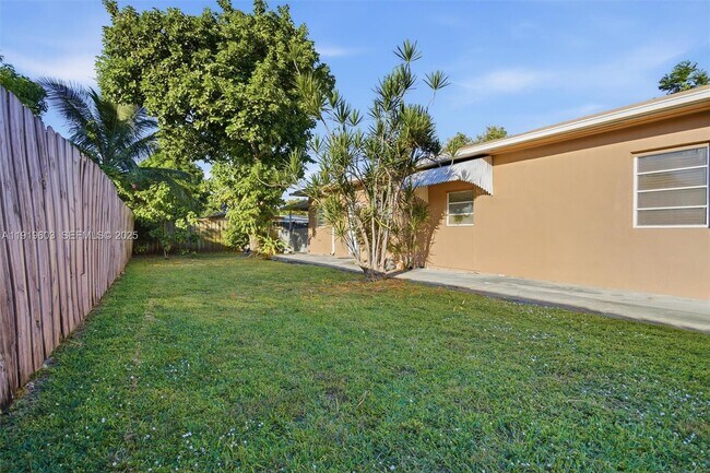 Photo - 2445 SW 18th St Unit 3