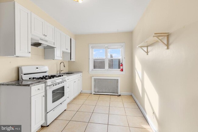 Photo - 2816 Edgemont St Apartment Unit 2F