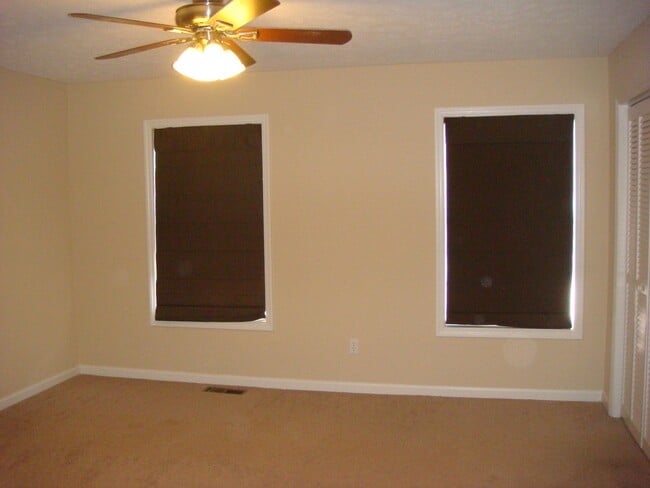 Photo - 1042 Chinook St