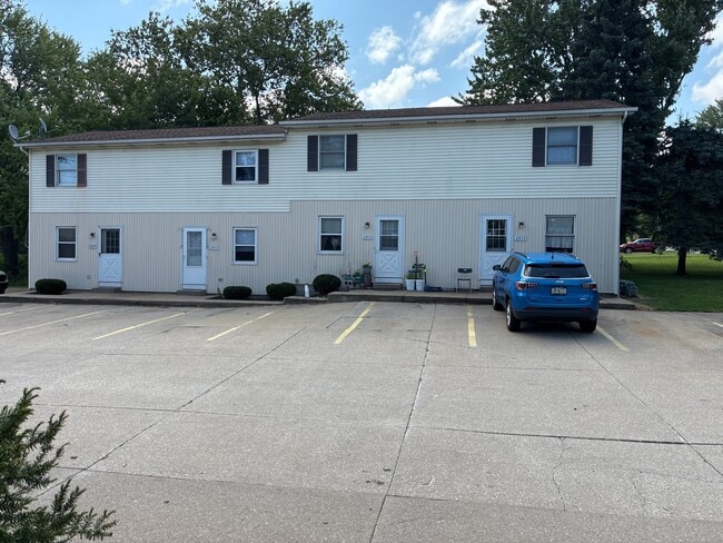 Building Photo - 2909-2915 Hemlock Dr Unit 2911