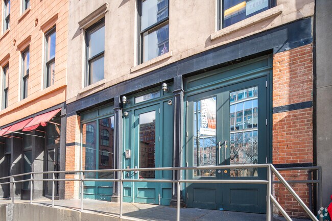 Entrada - 405 Greenwich St