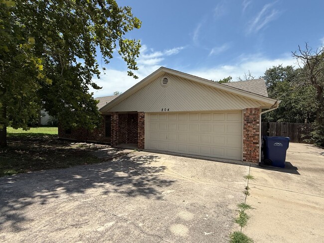 Building Photo - NEW IN MANAGEMENT - COMING SOON! Rental