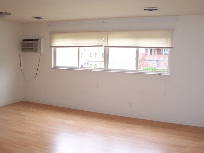 545-563 Lowell Avenue 1Br - Living - Lowell 558