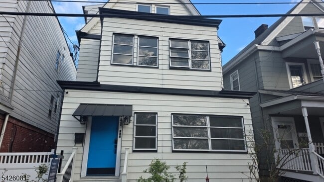 Building Photo - 143 Main St