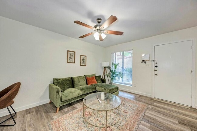 Photo - WASHER / DRYER, WOOD FLOORS OPEN LIVING LA... Unit 103