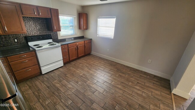 Photo - 5105 E 14th St