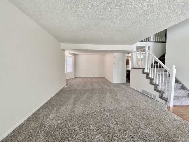 Photo - Two Story 4 Bed/2.5 Bath Home in Walking Distance to Cottonwood Park