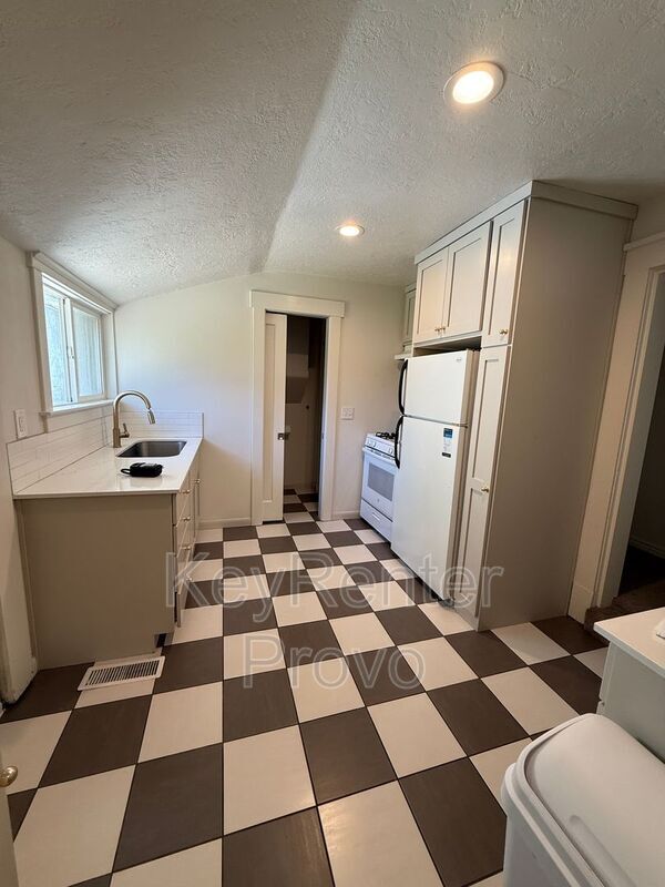Building Photo - 153 200 S Rental