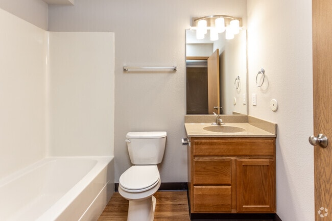 2BR, 1.5BA - 820 SF