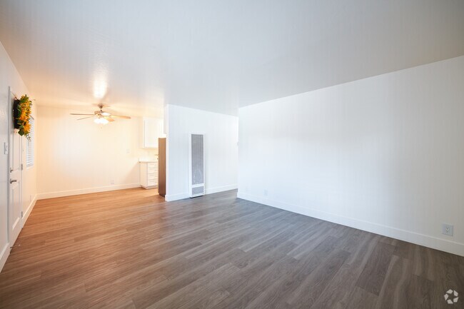 3BR, 2BA - 950SF - Living Room