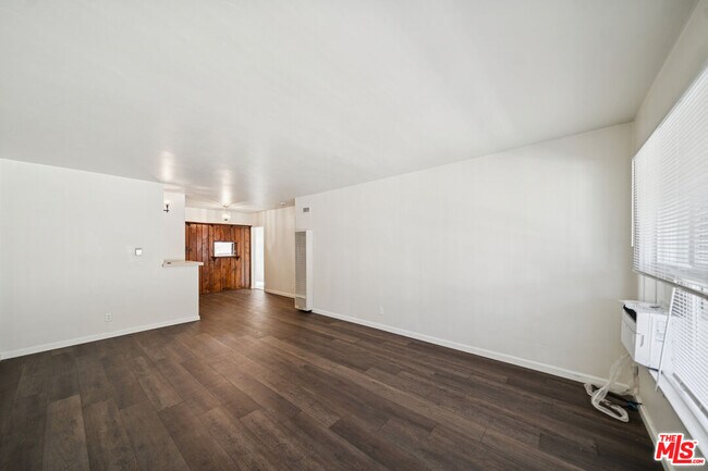 Building Photo - 5319 Vantage Ave Unit 5