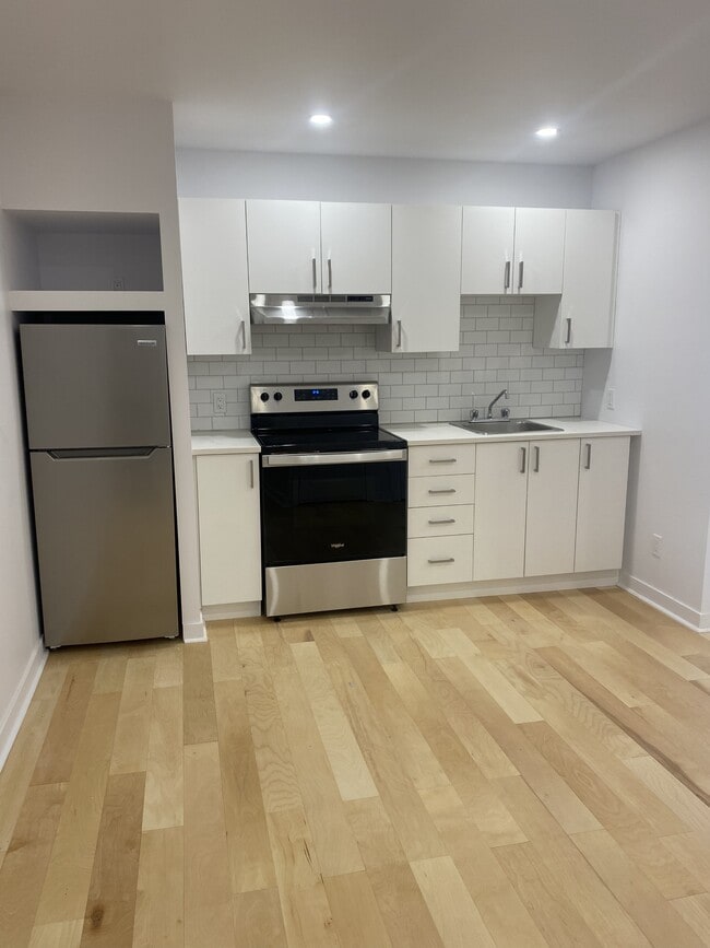 Building Photo - 5491 Av. Victoria Unit 120