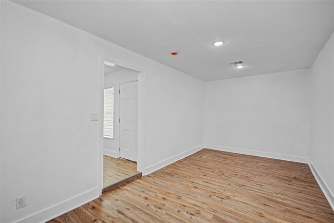 Photo - 1203 W 6th St