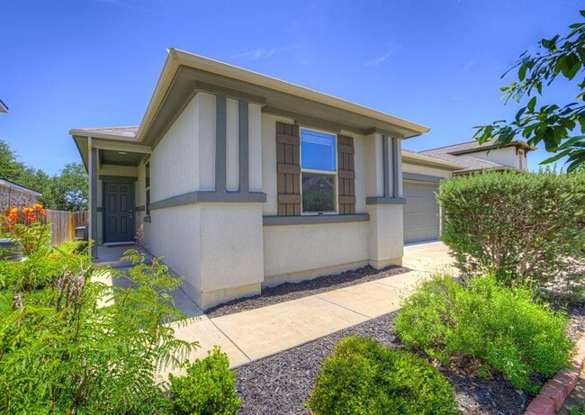 Building Photo - 216 Mary Max Cir