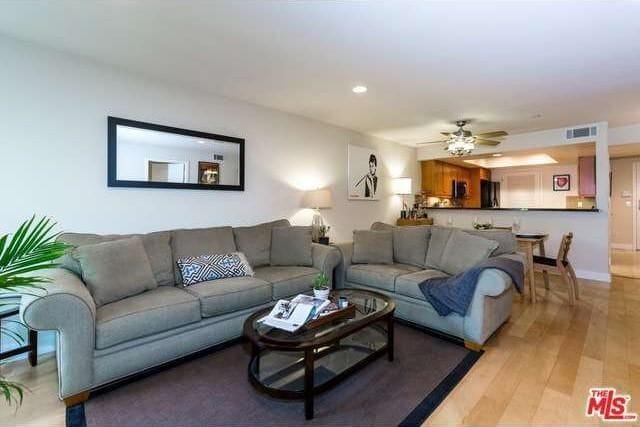 Building Photo - 1951 N Beachwood Dr Unit 203 Rental