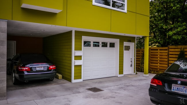 Photo - 2215 E John St