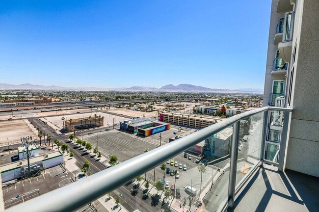 Photo - GORGEOUS DOWNTOWN HIGHRISE CONDO FOR LEASE!