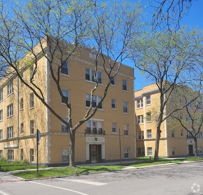 Building Photo - Large 1 Bedroom with Dining Room / Heat  &... Unit 5230-2 Rental