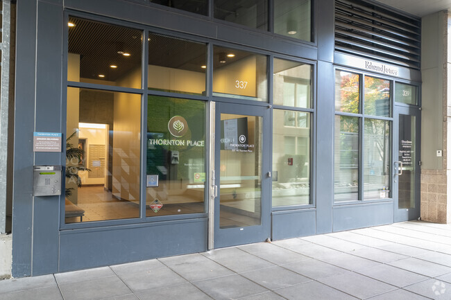 Entrada al edificio - Thornton Place